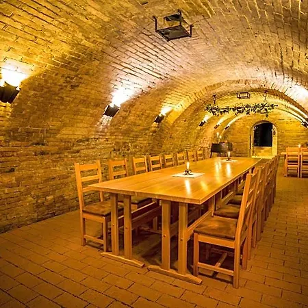 Gasthof A Vinarstvi U Vrbu Hustopeče